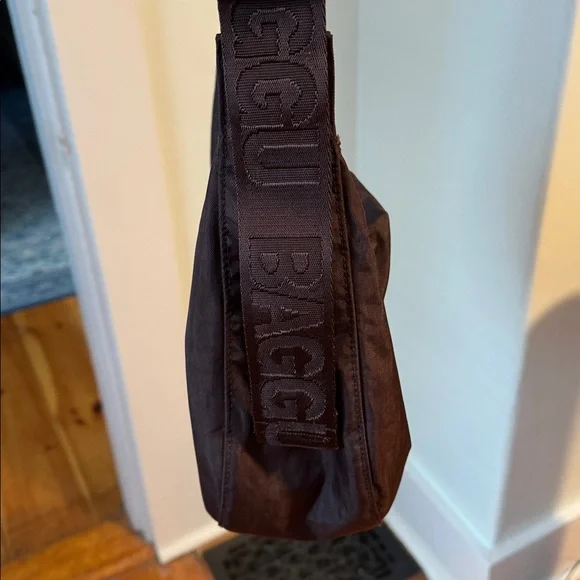 Baggu UO Exclusive Embroidered Strawberry Medium Crescent - Picture 8 of 10